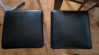 Taburetes altos negros y plateados