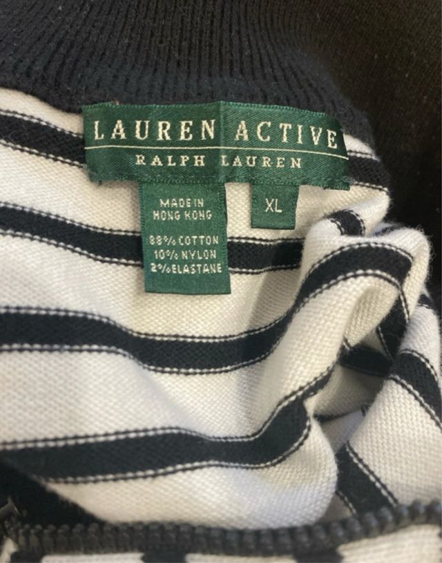 Maglione a righe bianche e nere