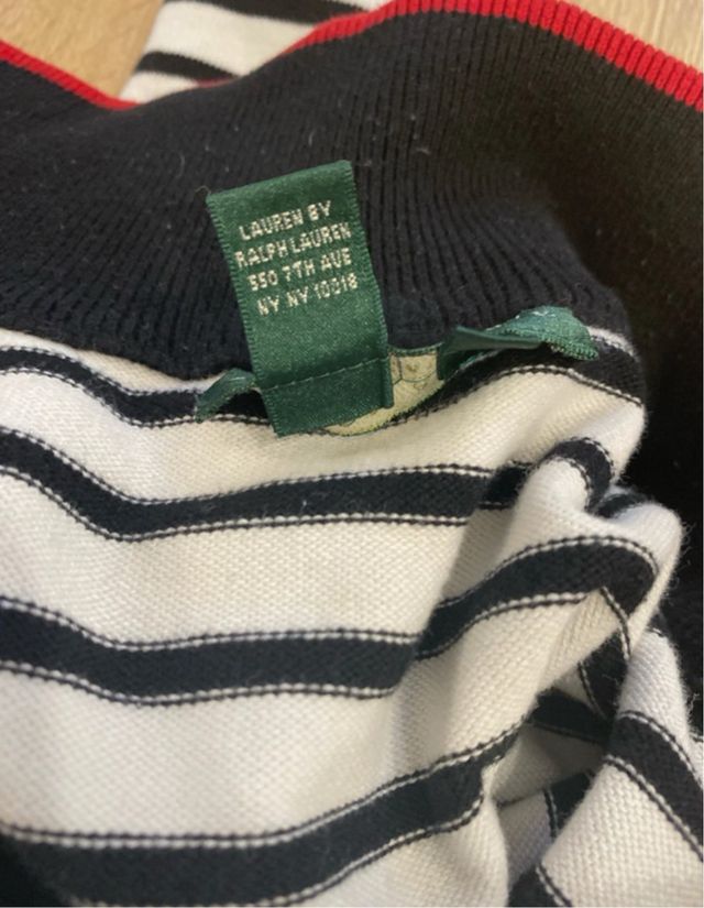 Maglione a righe bianche e nere