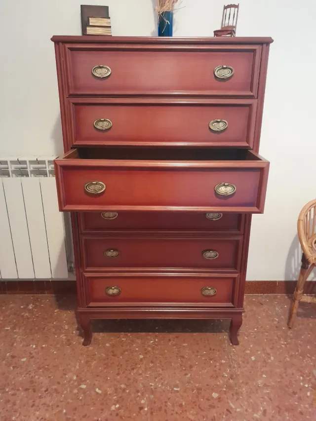 Cómoda de madera con tiradores dorados