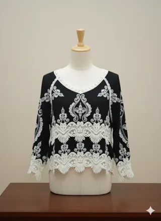 Blusa negra con encaje blanco