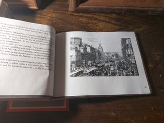 Manuscrito antiguo con postales antiguas