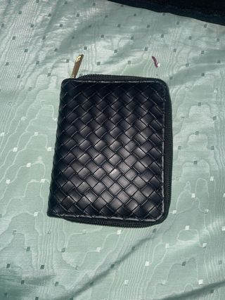 Cartera tejida negra con cremallera