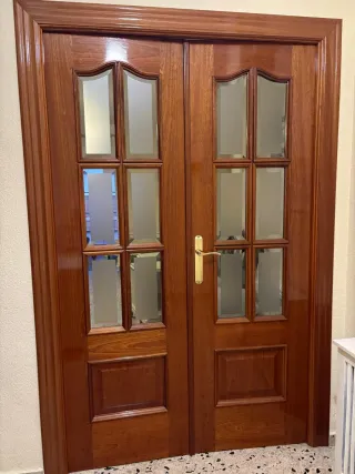 Conjunto de puertas de madera con cristal