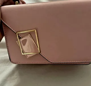 Bolso YSL rosa con cadena dorada