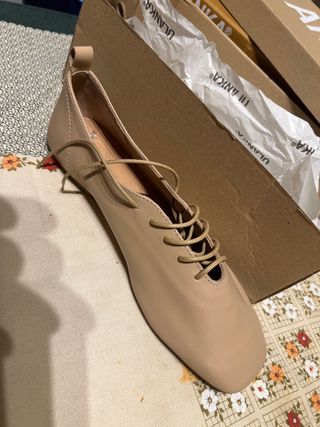 Zapatos planos de piel beige