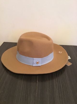 Sombrero marrón con cinta azul