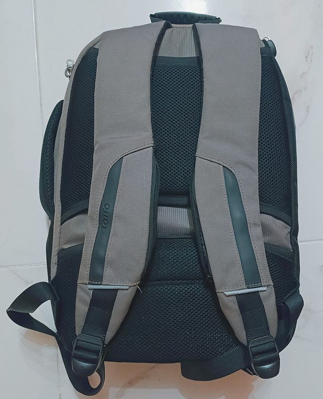 Mochila Totto Gris y Negra Portátil. Como nueva