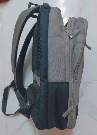 Mochila Totto Gris y Negra Portátil. Como nueva