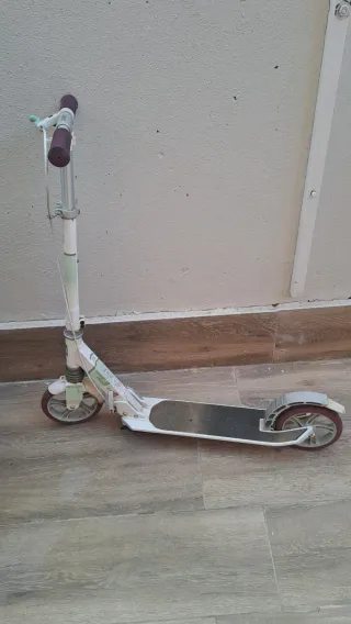 Patinete con ruedas grandes