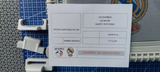 2 maquetas,1 cartón y otra el despertador, Radio..