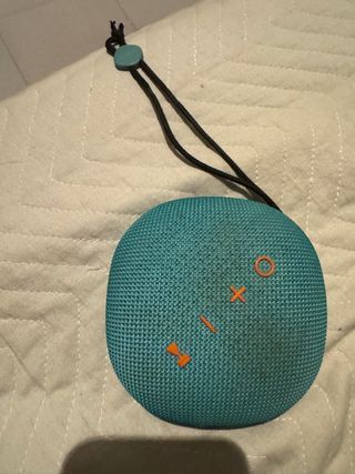 Altavoz Bluetooth azul con detalles naranjas