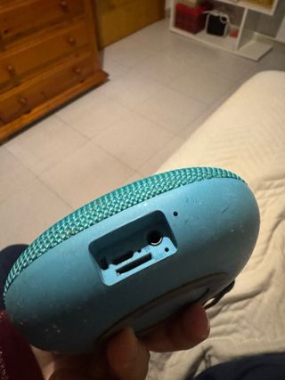 Altavoz Bluetooth azul con detalles naranjas