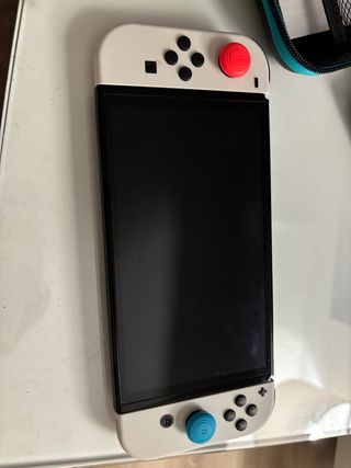 Nintendo Switch OLED bianco e rosso