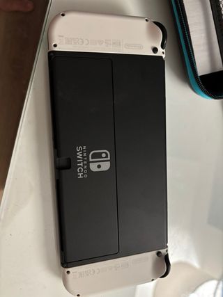 Nintendo Switch OLED bianco e rosso