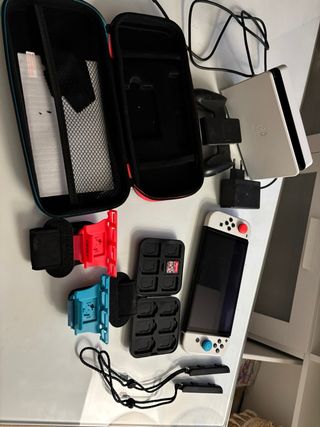 Nintendo Switch OLED bianco e rosso