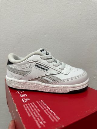 Zapatillas Reebok niño blancas y grises
talla 22,5