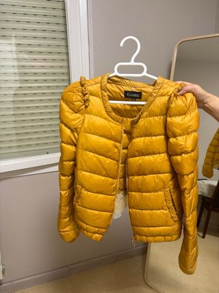 Chaqueta de plumas amarilla