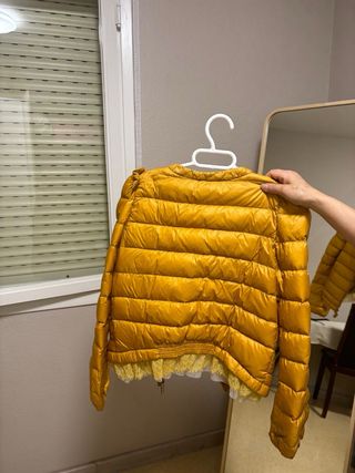 Chaqueta de plumas amarilla