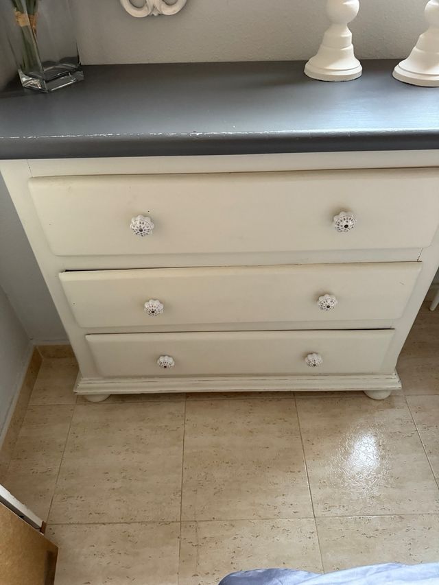 Cómoda beige y gris con tiradores + mesitas