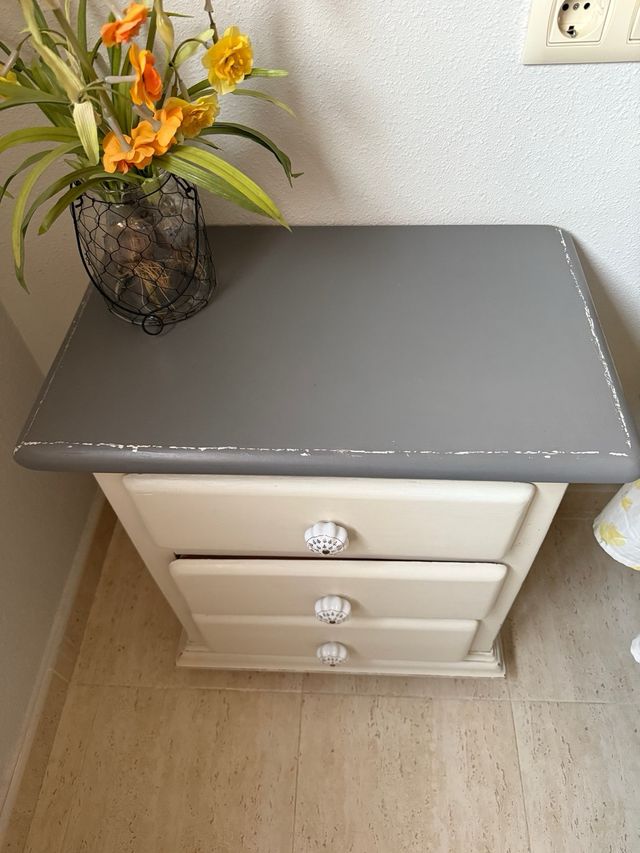 Cómoda beige y gris con tiradores + mesitas