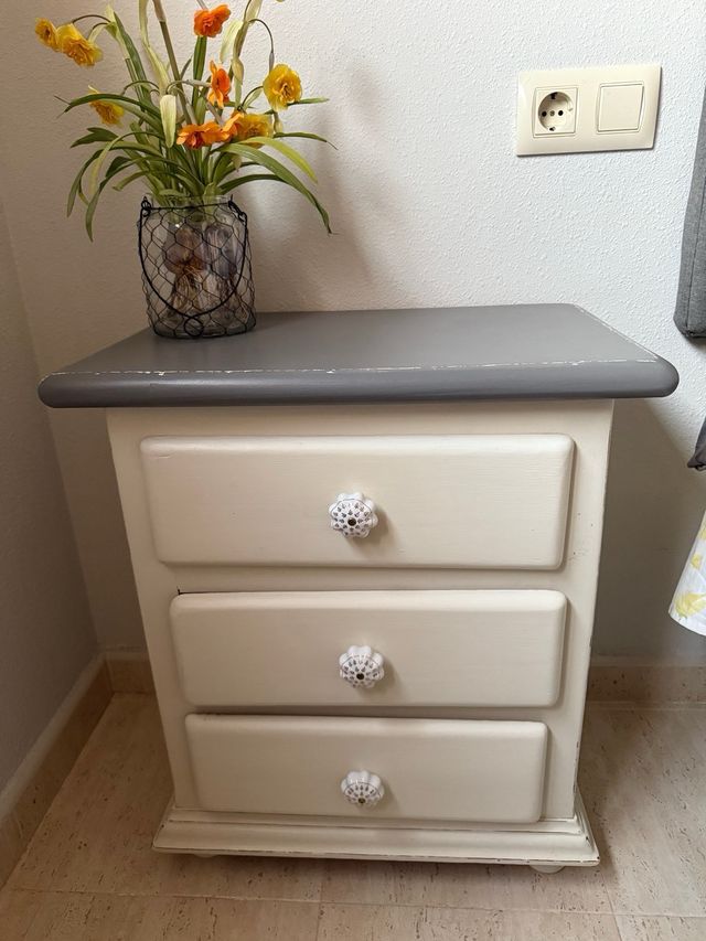 Cómoda beige y gris con tiradores + mesitas