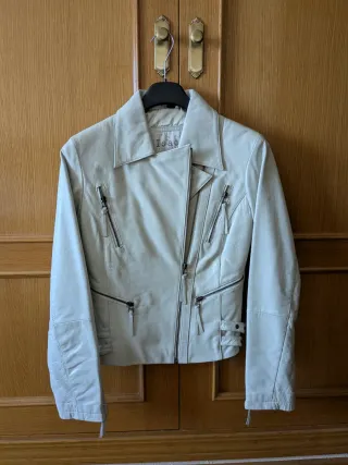 Cazadora de piel natural en color blanco