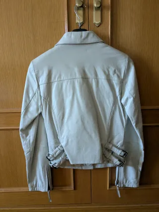 Cazadora de piel natural en color blanco