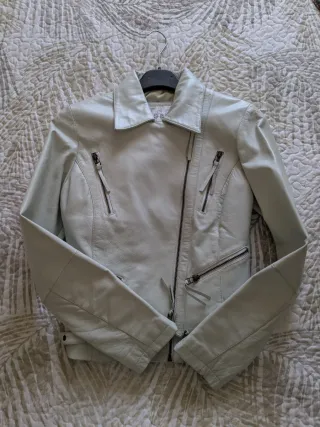 Cazadora de piel natural en color blanco