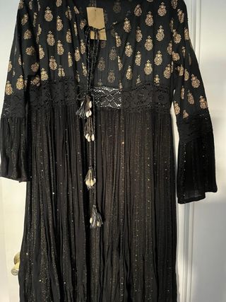 Vestido negro con detalles dorados