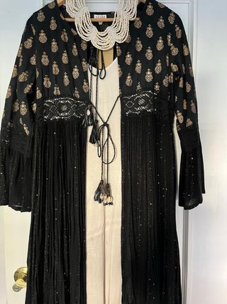 Vestido negro con detalles dorados