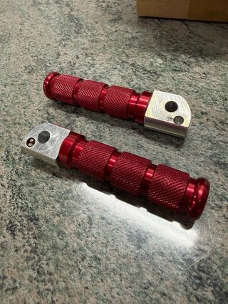 Estriberas Traseras Rojas Moto