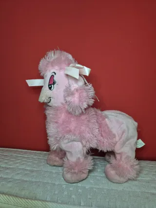 Cane in peluche rosa con fiocco