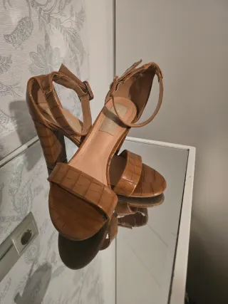 Sandalias tacón marrón efecto piel cocodrilo