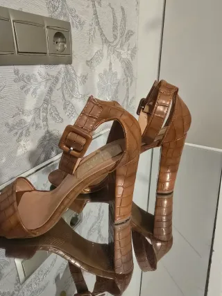 Sandalias tacón marrón efecto piel cocodrilo