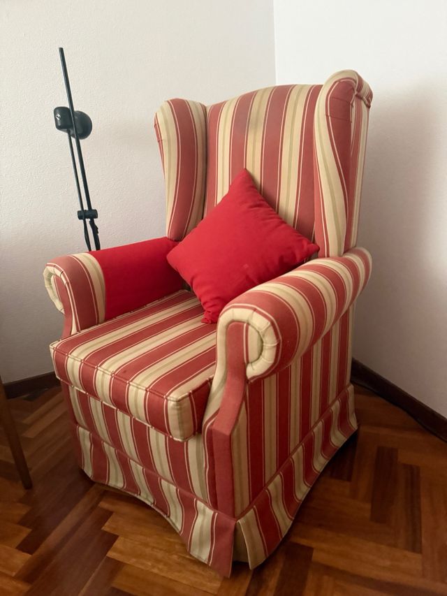 Sillón orejero a rayas beige y rojo