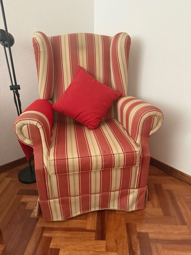 Sillón orejero a rayas beige y rojo