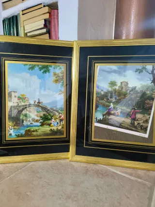 Dos cuadros decorativos dorados