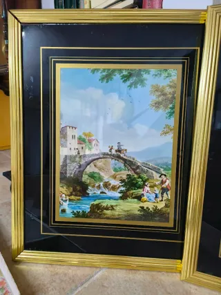 Dos cuadros decorativos dorados