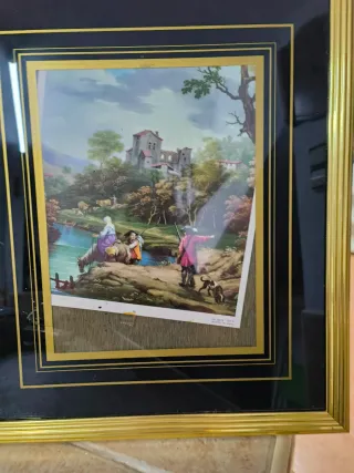 Dos cuadros decorativos dorados