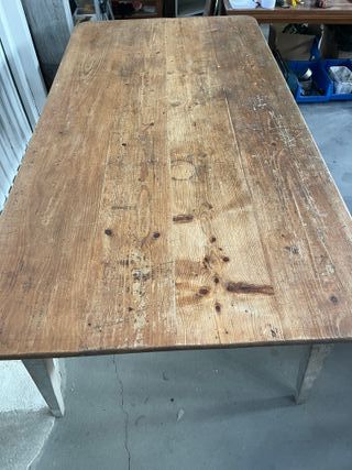 Mesa de madera rústica antigua