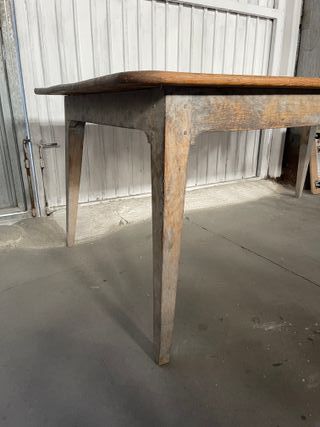 Mesa de madera rústica antigua