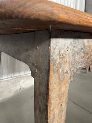 Mesa de madera rústica antigua