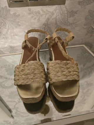 Cuñas esparto beige y dorado