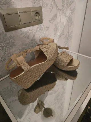 Cuñas esparto beige y dorado