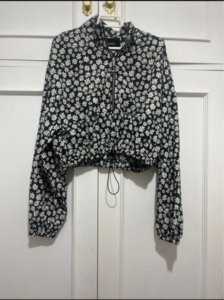Blusa Stradivarius floral S nueva