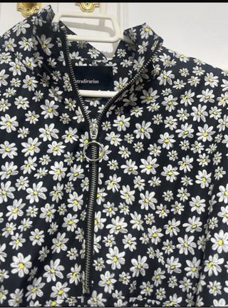 Blusa Stradivarius floral S nueva