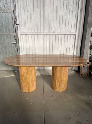Mesa de comedor ovalada de madera maciza
