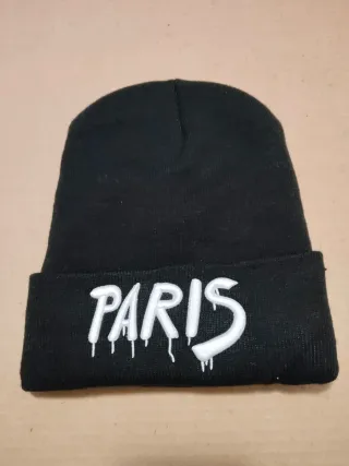 Gorro negro con letras París blancas