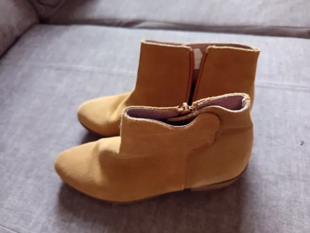 Botas de pelitos color camel.